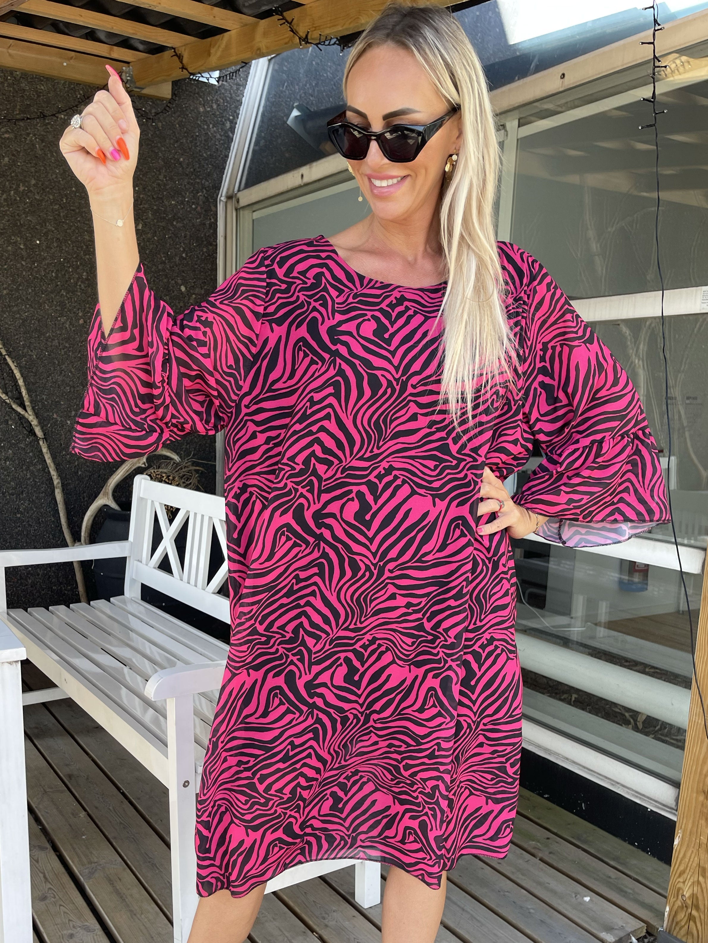 Olive - Klänning med zebramönster